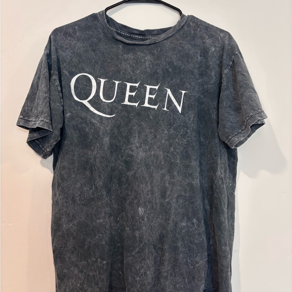 Que Distressed Black Tee with White Print
